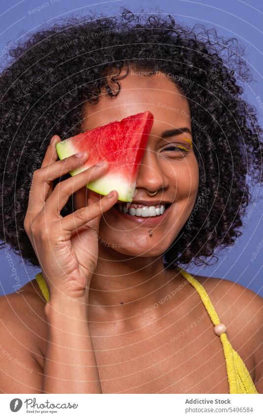 Positive schwarze Frau mit leckerer Wassermelone Model süß Scheibe freundlich Tierhaut charismatisch Porträt Afroamerikaner saftig Zitrusfrüchte Frucht frisch