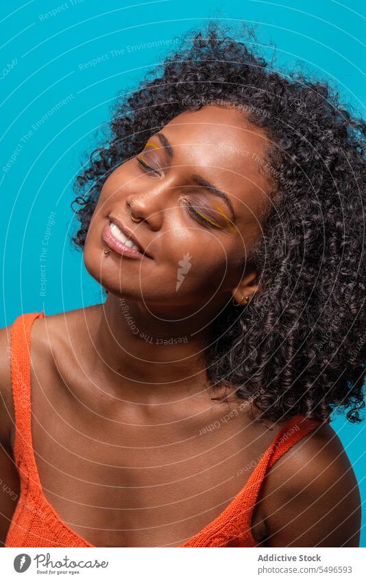 Inhalt Schwarze Frau mit Afrofrisur Mode Model Afro-Look Frisur krause Haare Windstille positiv Lächeln schwarz Afroamerikaner träumen charismatisch