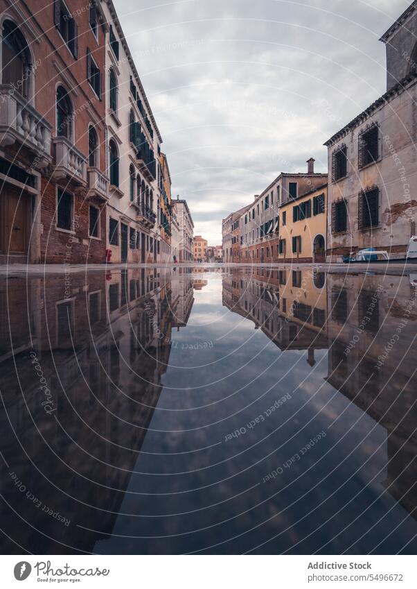 Außenansicht der Altstadt, die sich im Hochwasser spiegelt Großstadt Straße alt Gebäude fluten eng trist Außenseite Fassade Venedig Italien Europa Tourismus