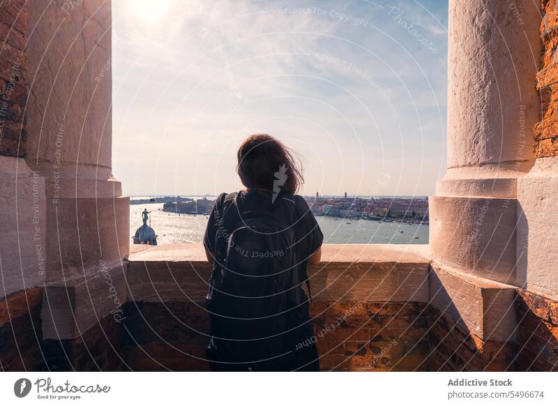 Anonymer weiblicher Tourist bewundert alte Stadt im Urlaub Frau Großstadt Kanal Architektur bewundern Reisender Sightseeing historisch Terrasse Fernweh reisen