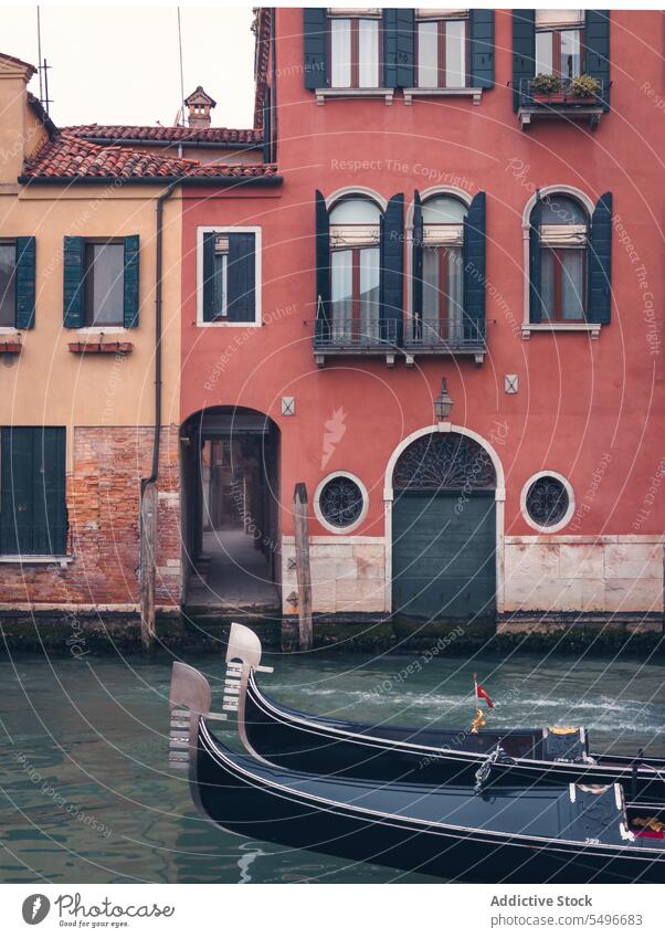 Außenansicht alter bunter Gebäude Großstadt Straße Gondellift Haus Außenseite Fassade Kanal Boot Venedig Italien Europa Tourismus reisen Ausflug Urlaub