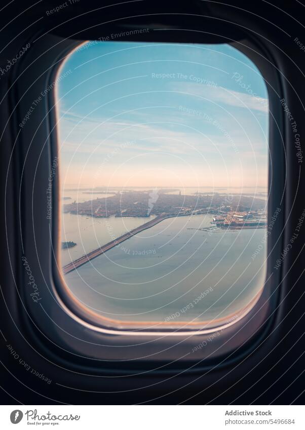Atemberaubender Blick durch ein Flugzeugfenster Fenster Düsenflugzeug Fliege hoch Insel alt Großstadt atemberaubend majestätisch Venedig Italien Europa reisen