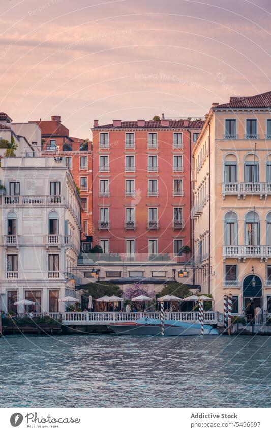 Häuserfassaden mit Fenstern und Gehweg auf der Straße in Venedig Großstadt alt Haus Gebäude Außenseite Fassade Kanal Boot Italien Europa Tourismus reisen