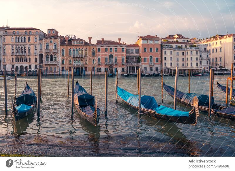 Boote gegen alte Gebäude im Hafen Gondellift Gefäße großer Kanal Fluss antik atemberaubend Sonnenuntergang hafen Venedig morosini ferro manolesso