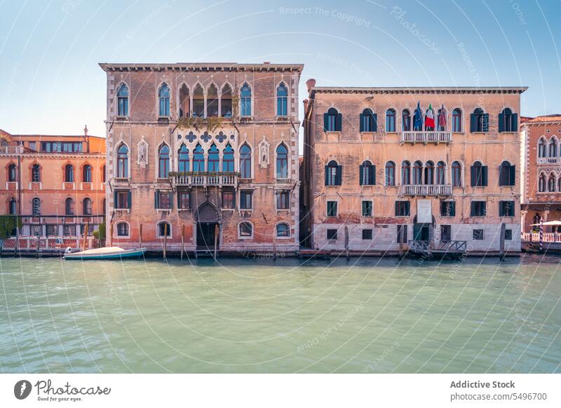 Fassaden von alten Gebäuden am Flussufer Großstadt Außenseite großer Kanal Venedig Italien Europa Tourismus reisen Ausflug Urlaub Wochenende Sightseeing