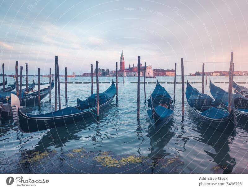 Boote gegen alte Gebäude im Hafen Gondellift Gefäße großer Kanal Fluss antik atemberaubend Sonnenuntergang hafen Venedig morosini ferro manolesso