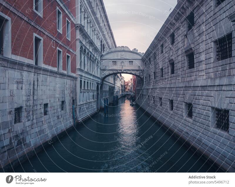 Blick auf die Seufzerbrücke über den Kanal ponte dei sospiri Dogenpalast neues Gefängnis gewölbt Durchgang alt historisch Gebäude Venedig Italien Europa