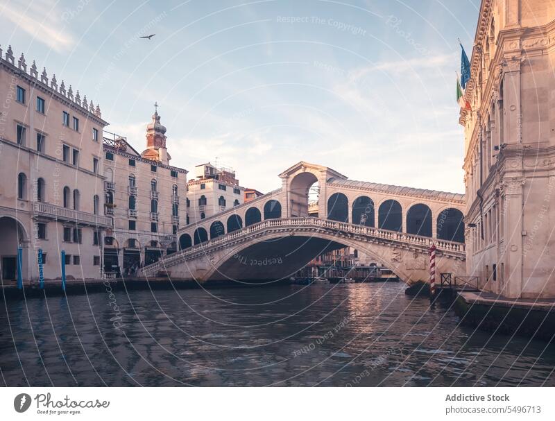 Beeindruckende Aussicht auf die Rialto-Brücke über den Fluss großer Kanal historisch Gebäude Spalte gewölbt Durchgang Ponte della Moneta Venedig Italien Europa