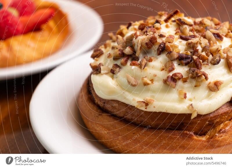 Leckerer Kuchen mit Sahne und Nüssen auf einem Teller über einem Holztisch lecker süß Dessert Nut selbstgemacht Gebäck Tisch Lebensmittel Spielfigur