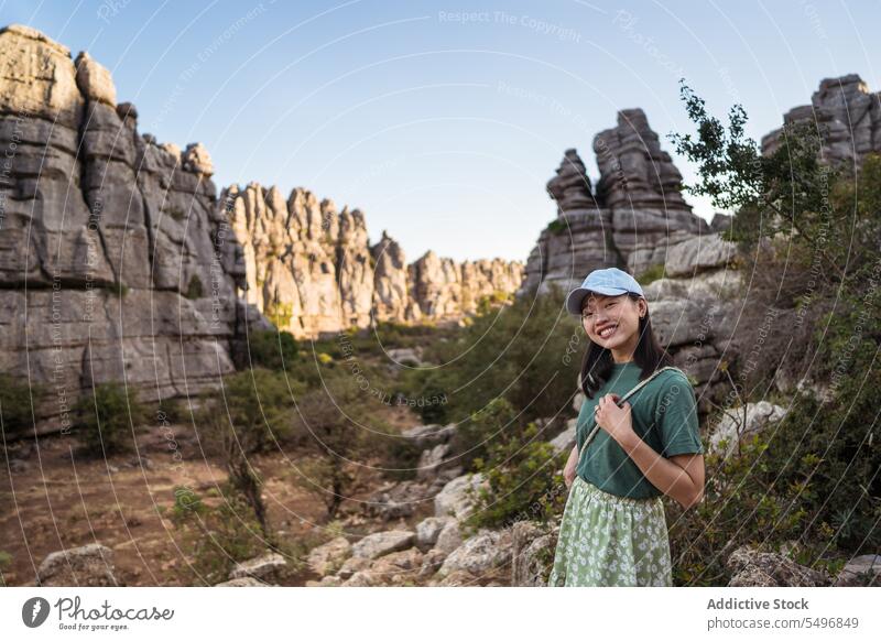 Positive Frau bewundert Aussicht auf felsiges Gelände Reisender bewundern El Torcal de Antequera Berge u. Gebirge spektakulär Landschaft Sommer Wochenende