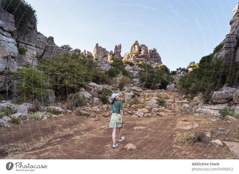 Frau bewundert Aussicht auf felsiges Terrain Reisender bewundern El Torcal de Antequera Berge u. Gebirge spektakulär Landschaft Sommer Wochenende asiatisch
