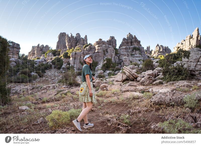 Von unten bewundernder Blick der Frau auf felsiges Terrain Reisender El Torcal de Antequera Berge u. Gebirge spektakulär Landschaft Sommer Wochenende asiatisch