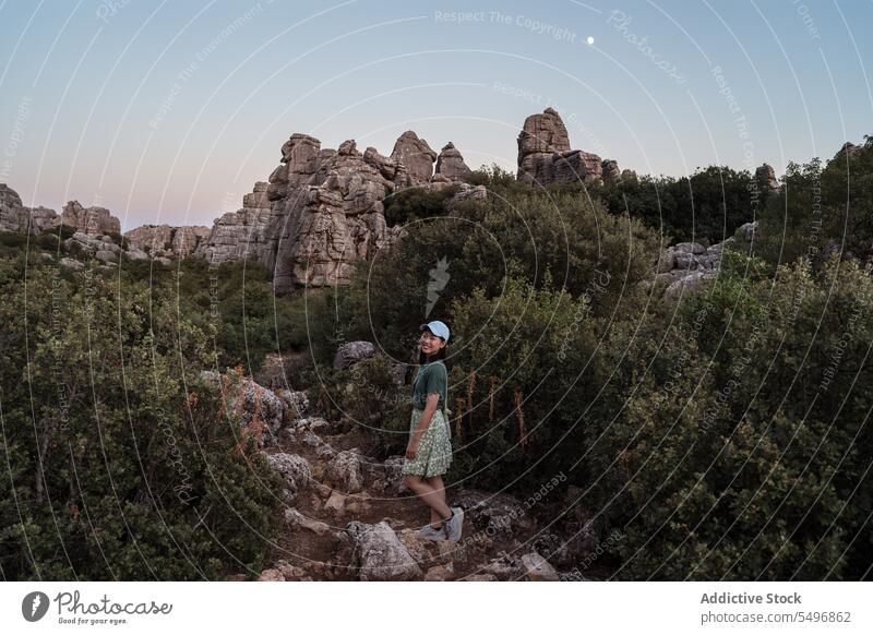 Fröhliche Frau bewundert die Aussicht auf die Berge Reisender bewundern El Torcal de Antequera Berge u. Gebirge felsig prunkvoll Landschaft heiter