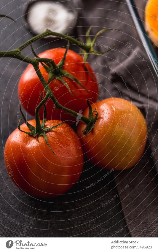 Reife Tomaten mit Stielansatz auf dem Tisch frisch reif natürlich Stengel ganz roh Vitamin organisch Gemüse Gesundheit Bestandteil Vegetarier gesunde Ernährung