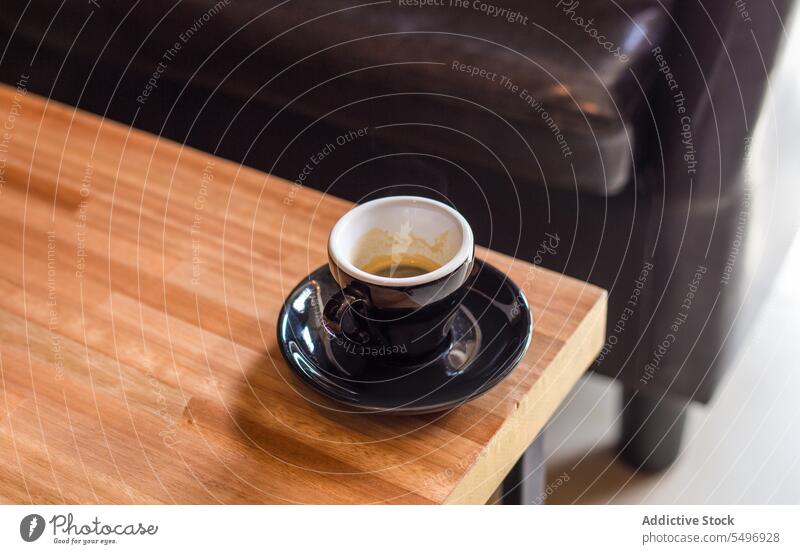 Kaffeetasse auf Untertasse über Holztisch Tasse Espresso aromatisch trinken Getränk Heißgetränk frisch geschmackvoll Tisch Aroma Morgen Frühstück Koffein lecker