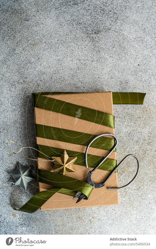 Weihnachtsgeschenke mit der Schere verpacken Schachtel Kasten Material Feiertag Geschenk Verpackung Postkarte dekorativ Stern grau Tisch Oberfläche vorbereiten