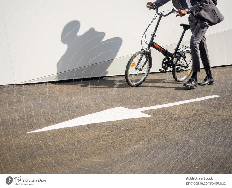 Unbekannte Person fährt Fahrrad auf dem Bürgersteig Mitfahrgelegenheit Straße Radfahrer Asphalt sich[Akk] bewegen Weg Regie Bewegung Straßenbelag Zeiger Biker