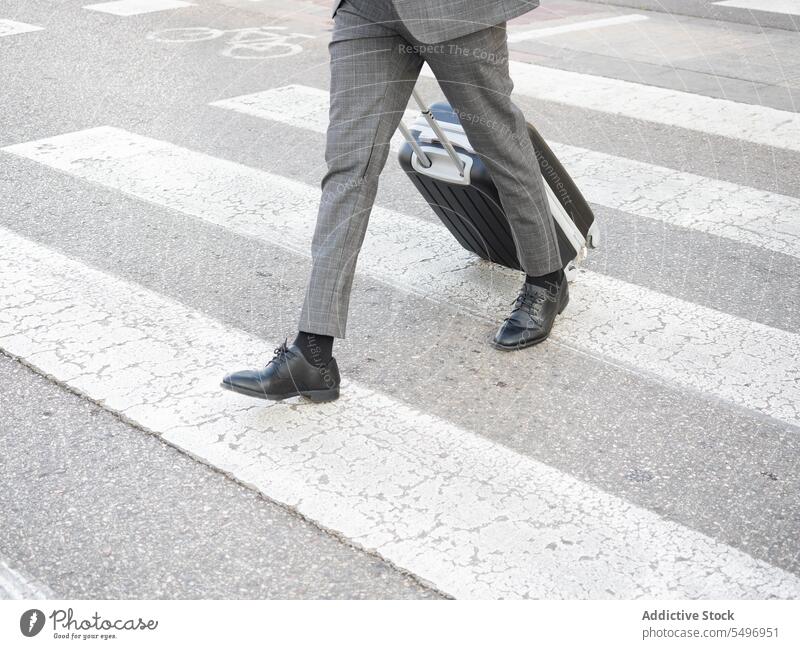 Schwarzer Mann mit Koffer auf dem Zebrastreifen Fußgänger reisen Tasche Rucksack rollen Anzug männlich schwarz Afroamerikaner Unternehmer Bürger Gepäck