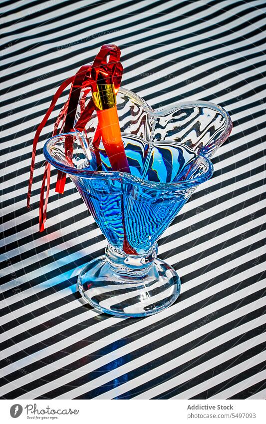 Cocktailglas mit Strohhalm dekoriert auf dem Tisch serviert Glas blau Alkohol Garnierung kalt trinken dienen Eis Getränk Zitrusfrüchte Portion Erfrischung