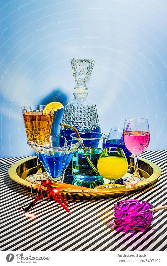 Eine Vielzahl von bunten Cocktails in verschiedenen Gläsern auf einem Teller im Licht platziert Glas Tee trinken Getränk kalt Alkohol Wein Weinglas Eis Gewebe