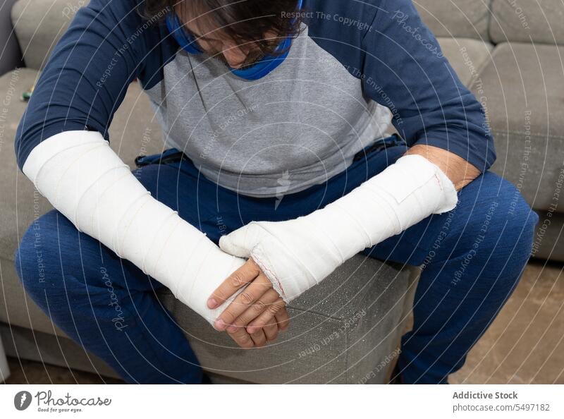 Mann mit Gipsverband hat Schmerzen geduldig kämpfen gebrochen Arme gießen Notfall Krankenhaus frustrieren männlich orthopädisch bandagieren physisch Trauma