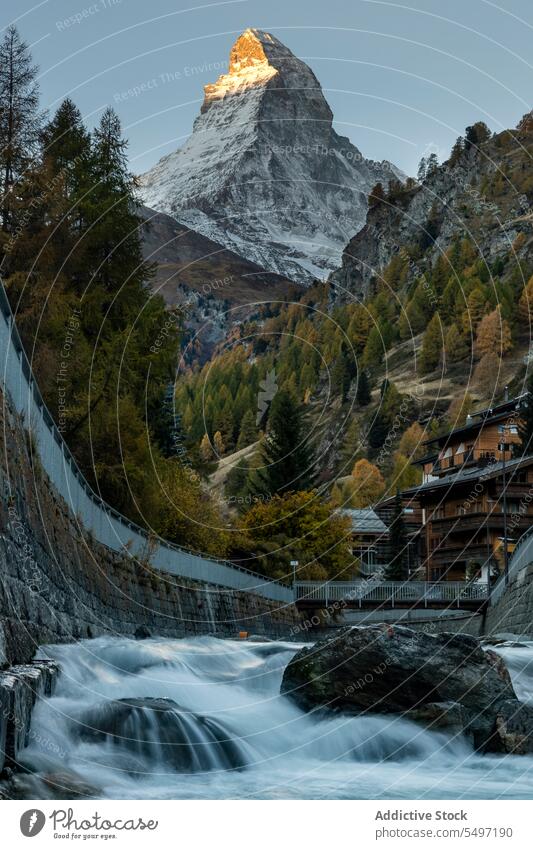 Malerischer Flussblick in der Nähe von Hügeln und Bergen unter dem Himmel Kamm Hochland Natur malerisch atemberaubend Matterhorn Paradies Harmonie Cloud