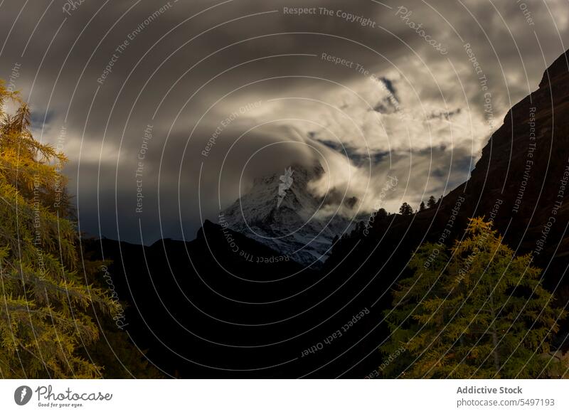 Malerische Aussicht in der Nähe von Hügeln und Bergen unter dem bewölkten Himmel Berge u. Gebirge Kamm Hochland Natur malerisch atemberaubend Matterhorn
