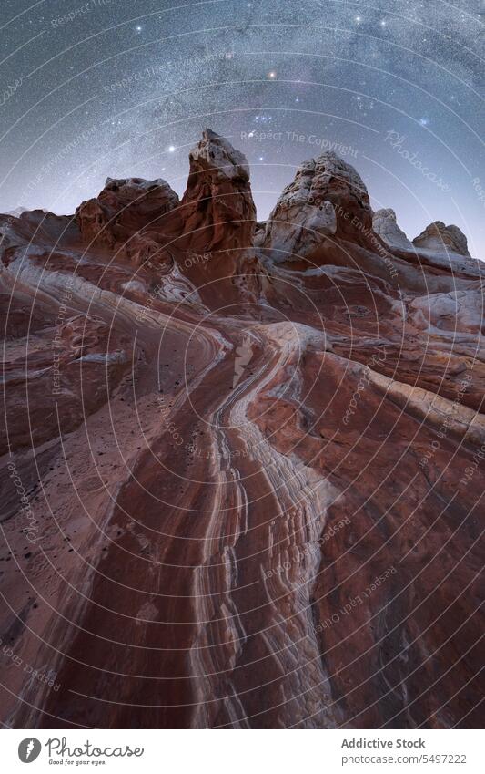 Felsige Berge in der amerikanischen Wüste unter leuchtender Milchstraße Berge u. Gebirge felsig glühen Milchstrasse prunkvoll Landschaft Örtlichkeit rau