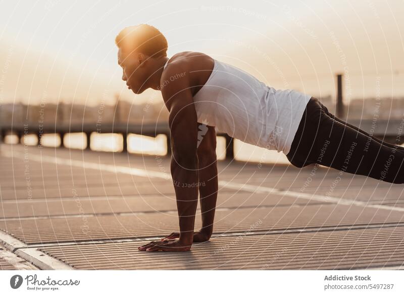 Starker schwarzer Mann macht Plank-Übung Schiffsplanken Training Bestimmen Sie Athlet Sport Aktivität MEER männlich Ausdauer Afroamerikaner Sportler stark