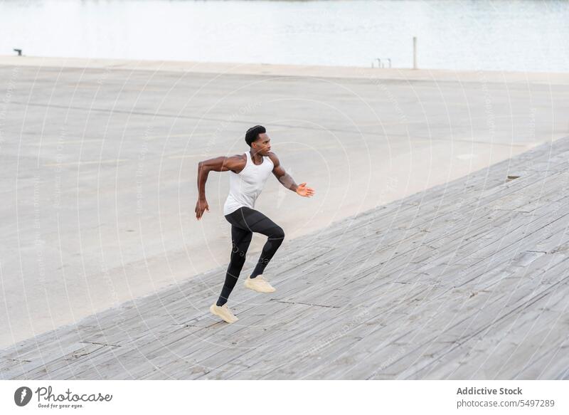 Schwarzer Sportler beim Training auf der Treppe Athlet Übung joggen Sportbekleidung üben Stadtbild männlich schwarz Afroamerikaner Model laufen Herz Aerobic