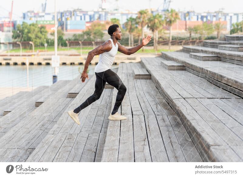 Schwarzer Sportler beim Training auf der Treppe Athlet Übung joggen Sportbekleidung üben Stadtbild männlich schwarz Afroamerikaner Model laufen Herz Aerobic