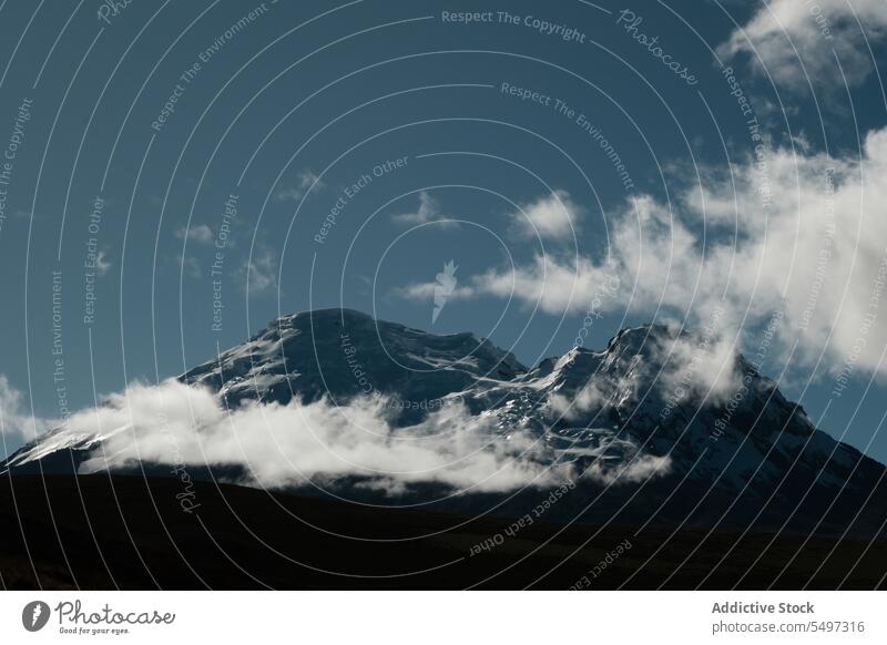 Mit Schnee bedeckter Vulkan an einem sonnigen Tag ökologisch Reserve Landschaft Umwelt Natur Deckung Tal Cloud antisana Ecuador Südamerika malerisch