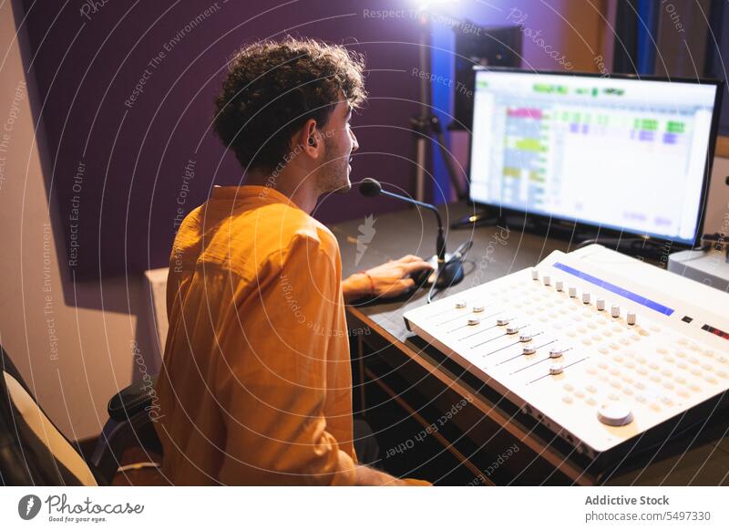 Mann nimmt Gesang im Studio auf Künstlerin singen Aufzeichnen Audio Ingenieur Klang Musik Atelier schwarz Afroamerikaner Sänger Stimme Techniker komponieren