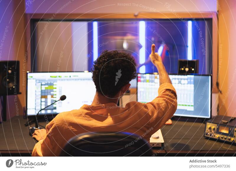 Mann, der bei einer Gesangsaufnahme im Studio zustimmt Audio Ingenieur Aufzeichnen Sänger Klang Musik Atelier Daumen hoch Künstlerin singen Stimme Techniker