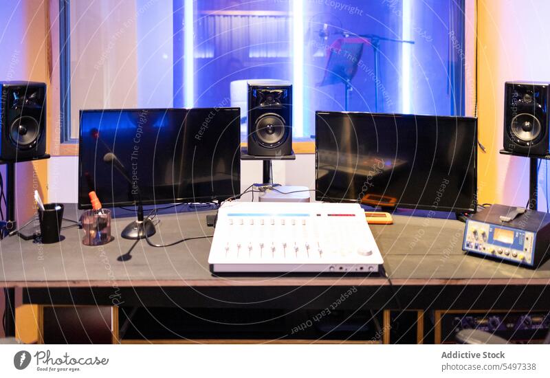 Professionelles Podcast-Equipment auf einem Tisch in der Nähe der Beleuchtung und des Aufnahmeraums Mikrofon Computer Ausstrahlung Monitor Aufzeichnen Gerät
