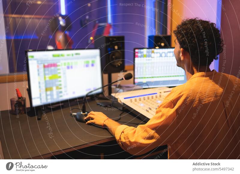 Mann, der bei einer Gesangsaufnahme im Studio zustimmt Audio Ingenieur Aufzeichnen Sänger Klang Musik Atelier Daumen hoch Künstlerin singen Stimme Techniker