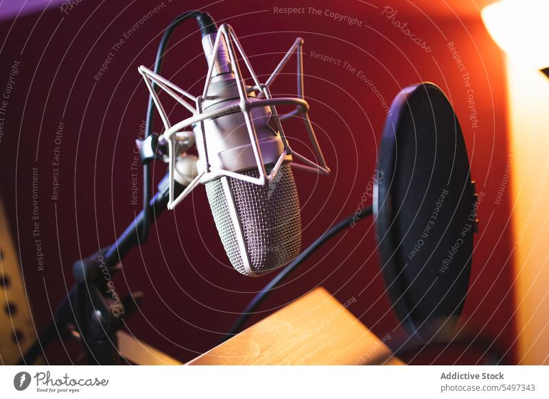 Professionelle Mikrofonausrüstung für die Aufnahme von Podcasts im Studiolicht Gerät Aufzeichnen Audio professionell Atelier Klang Radio Medien Ausstrahlung