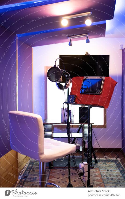 Innenraum eines Aufnahmestudios mit einem Stuhl und einer Mikrofonausrüstung im Licht Raum Schreibtisch Innenbereich Atelier Design Gerät Apparatur kreativ