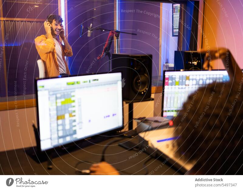 Schwarze Frau bei der Aufnahme im Studio Sänger ausführen Audio Ingenieur Aufzeichnen Klang Musik Gesang mischen Atelier schwarz Afroamerikaner Techniker singen