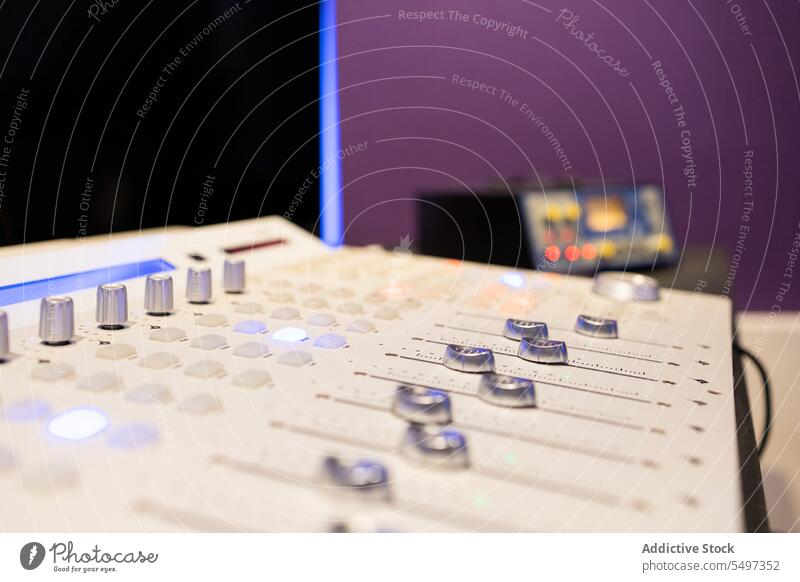 Audio-DAW-Controller-Station mit Reglern in einem Studio in der Nähe eines verschwommenen Innenraums Mixer elektronisch Klang Konsole Musik digital Panel Gerät