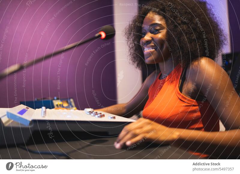 Glückliche schwarze Frau, die Ton aufnimmt Audio Ingenieur Aufzeichnen Klang Musik Atelier mischen kreieren Afroamerikaner Techniker Komponist Inszenierung