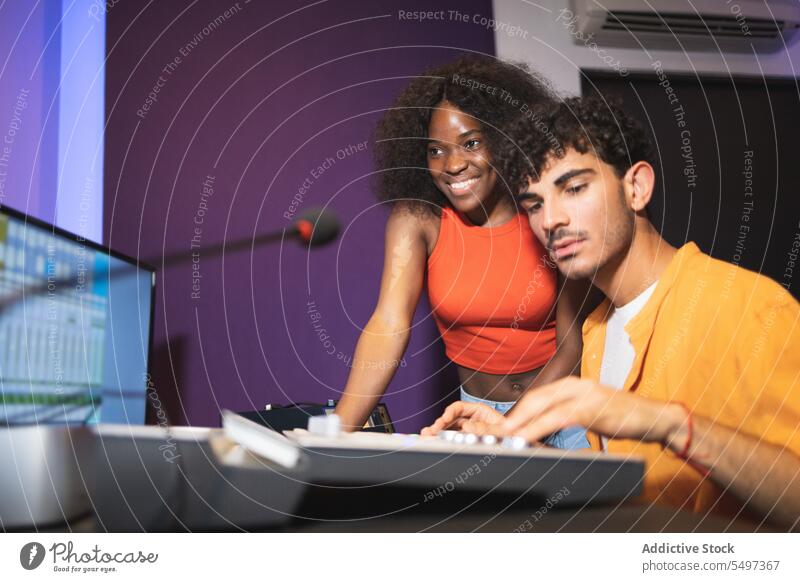 Mann und schwarze Frau nehmen im Studio Musik auf Audio Ingenieur Aufzeichnen Sänger Gesang Klang Atelier Presse Schaltfläche Afroamerikaner Sängerin Künstlerin