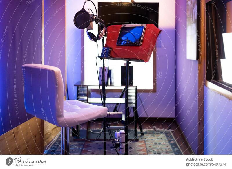 Innenraum eines Aufnahmestudios mit einem Stuhl und einer Mikrofonausrüstung im Licht Raum Schreibtisch Innenbereich Atelier Design Gerät Apparatur kreativ