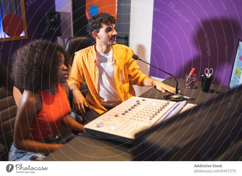Mann und schwarze Frau machen Musik im Studio Audio Ingenieur Aufzeichnen Sängerin Gesang Klang Software Atelier Glück Afroamerikaner Künstlerin Techniker
