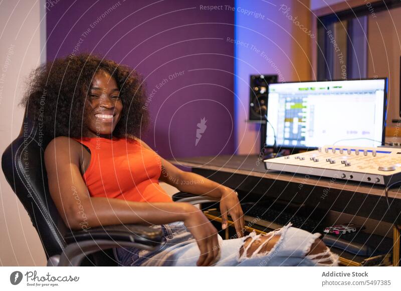 Inhalt Schwarze Frau mit Computer, der Ton aufnimmt Audio Ingenieur Aufzeichnen Klang Musik Atelier kreieren Porträt schwarz Afroamerikaner Techniker