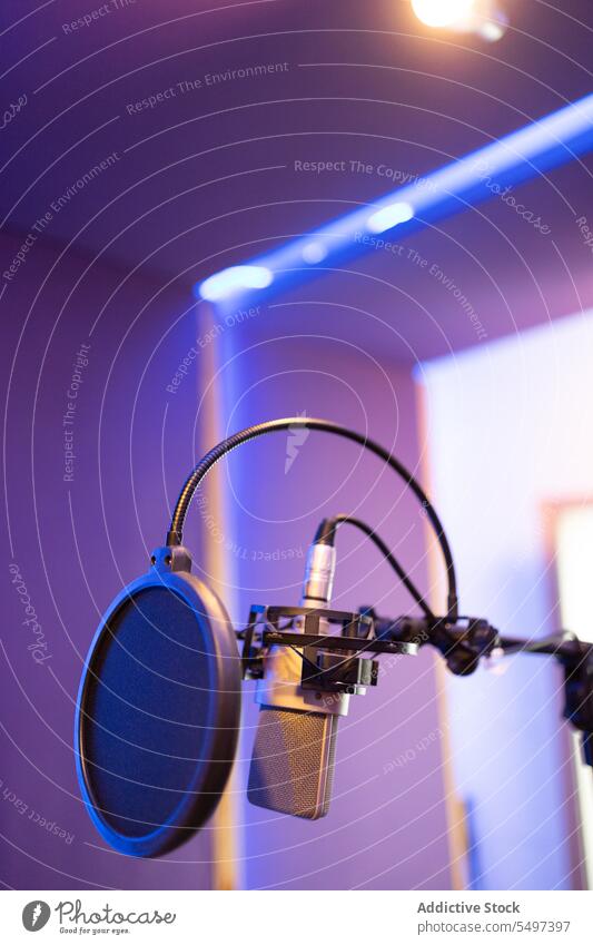 Professionelle Mikrofonausrüstung für die Aufnahme von Podcasts im Studiolicht Gerät Aufzeichnen Audio professionell Atelier Klang Radio Medien Ausstrahlung