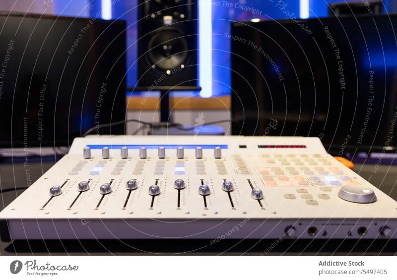 Audio-DAW-Controller-Station mit Reglern in einem Studio in der Nähe eines verschwommenen Innenraums Mixer elektronisch Klang Konsole Musik digital Panel Gerät