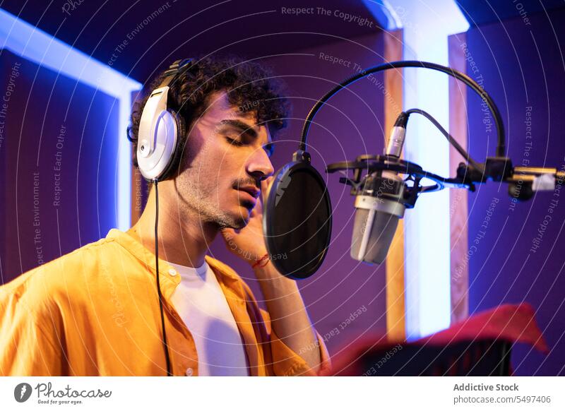 Mann singt und nimmt ein Lied auf Sänger Aufzeichnen Musik singen Mikrofon Atelier zur Kenntnis nehmen männlich professionell Sängerin Stern Musiker ausführen