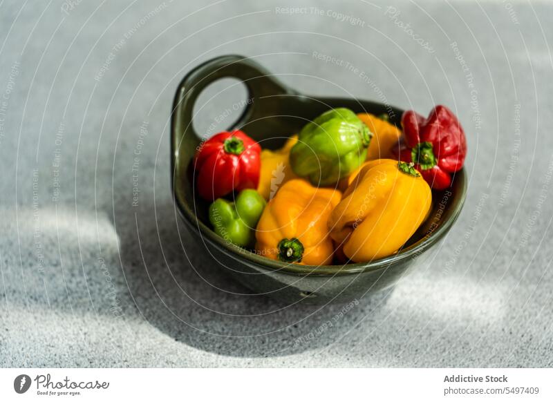 Von oben von verschiedenfarbigen Paprikas Schalen & Schüsseln farbenfroh Gemüse Lebensmittel gelb rot orange frisch natürlich Gesundheit Gastronomie Explosion