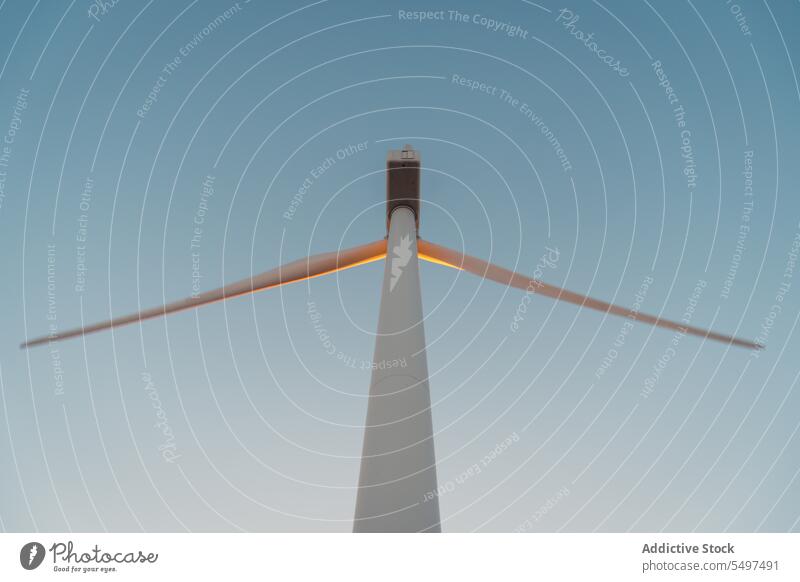 Von unten der Windmühle gegen einen blauen Himmel Windmühlen Landschaft Energie Straße Erzeuger Kraft Elektrizität nachhaltig regenerativ umgebungsbedingt